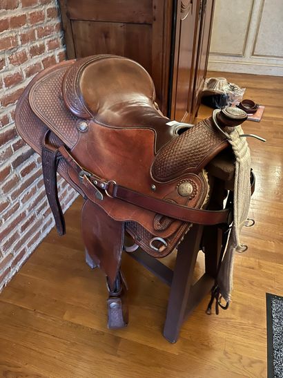 null Brown leather saddle, with stirrups, signed RYONS. Texas, USA. 20th century.
New...
