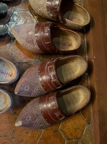 null Lot of various wooden and leather clogs (in the state) 7 pairs


COLLECTION...