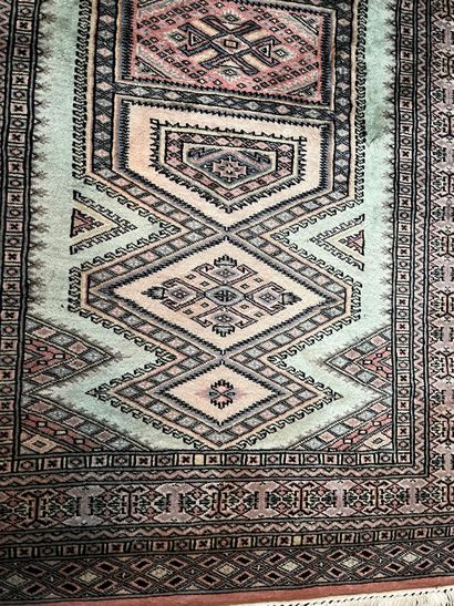null Woolen carpet, black geometrical patterns on a pink background. Pakistan, 20th...