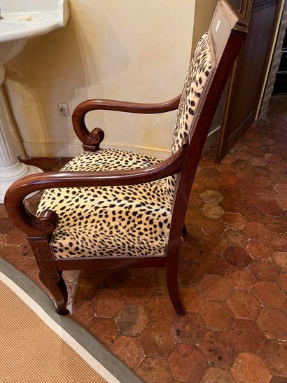 null Mahogany armchair, armrests with crossbar. Restoration period. 
Upholstered...