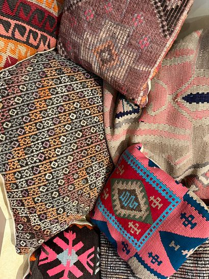 null Many kilim cushions (about twenty)
67 x 67 cm for the bigger ones

COLLECTION...