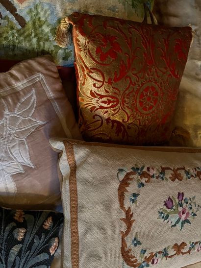 null A batch of various cushions of which tapestry with the small points, velvet...