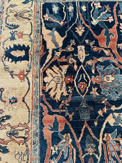 null Tapis en laine fond bleu, décor à grands motifs floraux stylisés polychromes,...