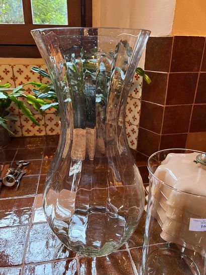 null Lot de verrerie comprenant un grand vase, un photophore, des tulipes et abat-jours...