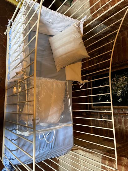null Child's bed with bars in wrought iron lacquered white.
H : 111 - W : 120 - D...