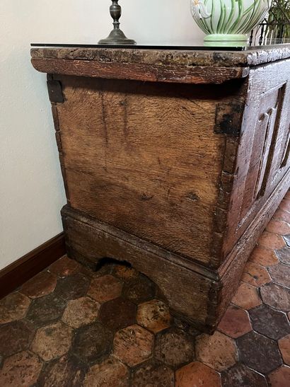 null Large oak chest, front carved with napkin folds. 
Partly high period (lock changed...