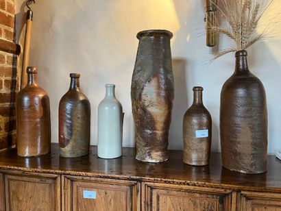 Lot of five bottles and a stoneware vase
Chips
H...