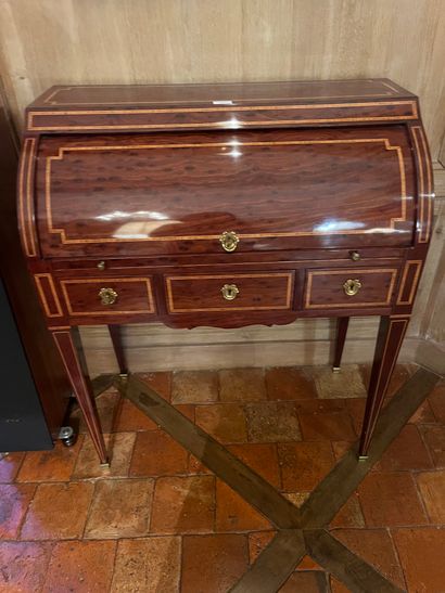 null Small cylinder desk in mahogany veneer, framed with light fillets, three drawers...