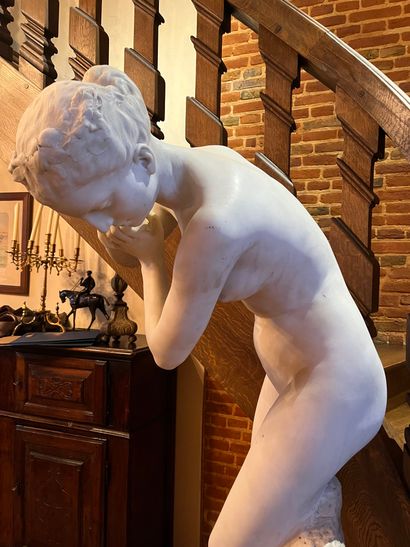 null Albert PASCHE (1873-1964)
"Venus wearing her hair" white marble. Signed on the...
