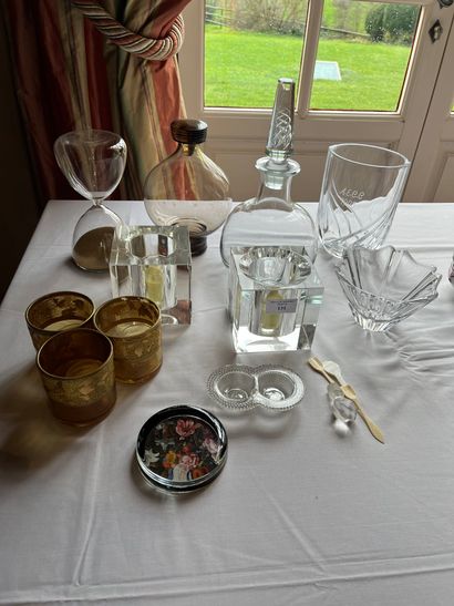 Lot of various glassware: carafes, hourglass,...