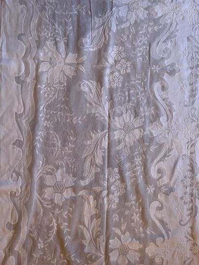 null Tablecloth in fine cotton, application of floral and plant motifs
350 x 170...