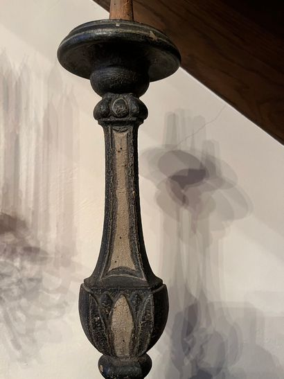 null Carved wood piker, grey lacquered, carved religious attributes
H : 54 cm


COLLECTION...