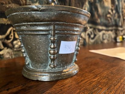 null Antique bronze mortar and pestle.
H: 10 cm (wear)

COLLECTION by APPOINTMENT...