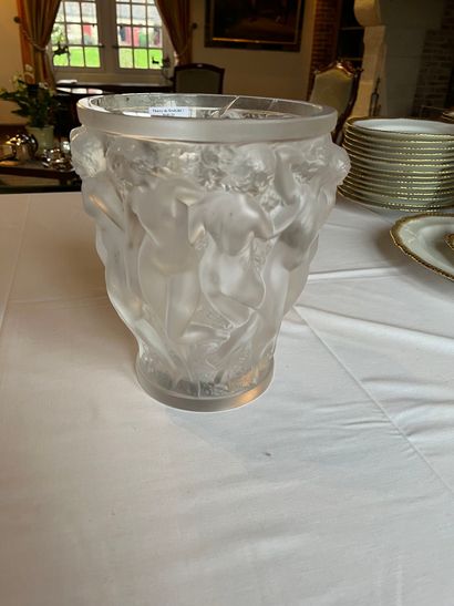 LALIQUE France - Vase model 