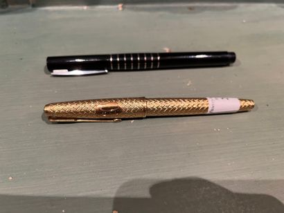 null Deux stylos plume : 
PARKER pour BOUCHERON Paris un stylo et sa plume en or...