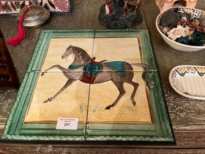 null Lot d’objets décoratifs comprenant :
Médaillon représentant des cavaliers arabes,...