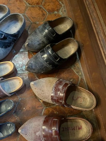null Lot of various wooden and leather clogs (in the state) 7 pairs


COLLECTION...