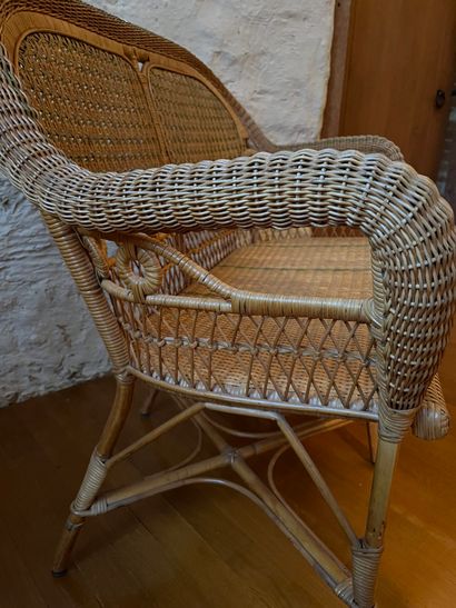 null Canapé en osier naturel et vert, on y joint deux chaises du même modèle 
H :...