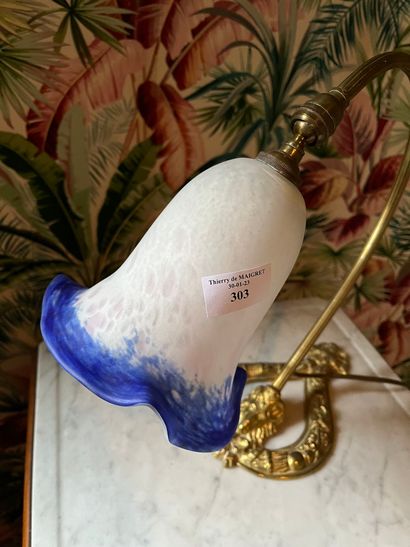 null Lamp in gilded metal and tulip in white and blue glass.
H : 32 cm

COLLECTION...