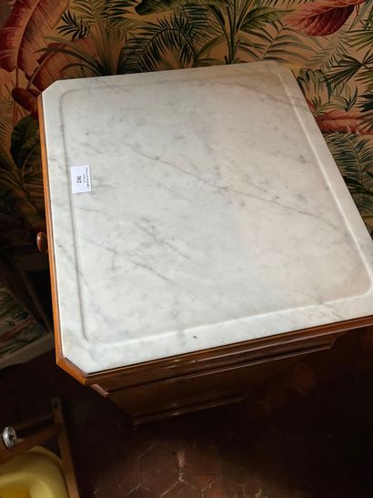 null Petit meuble en bois de placage à six tiroirs, plateau de marbre blanc.
H :...
