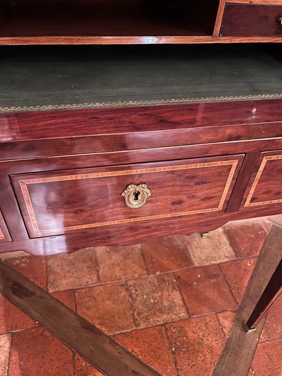 null Small cylinder desk in mahogany veneer, framed with light fillets, three drawers...