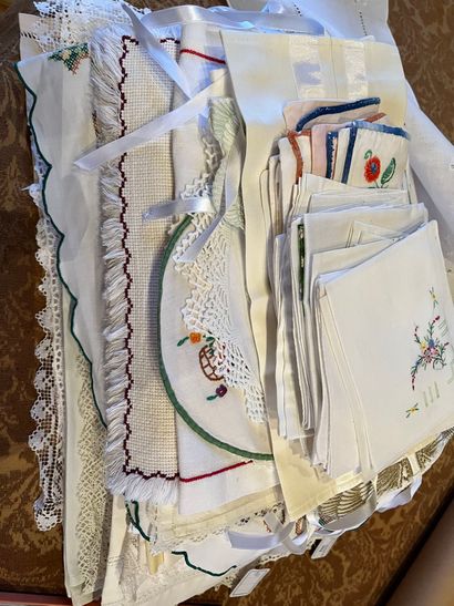 null Important lot of various placemats, napkin bags, tissue boxes, embroideries,...