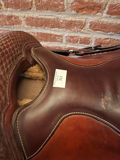 null Brown leather saddle, with stirrups, signed RYONS. Texas, USA. 20th century.
New...