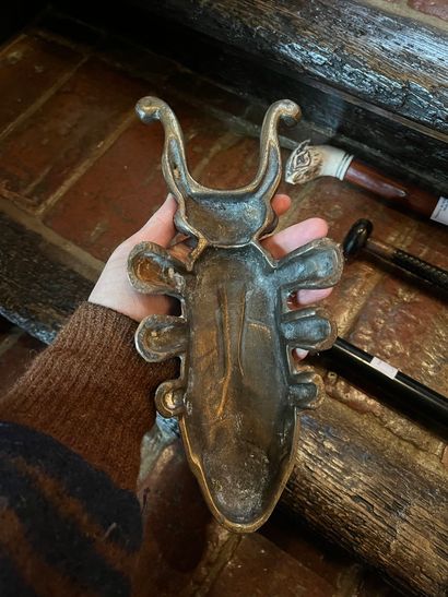 null Trois cannes, pommeaux en métal argenté en forme de boule (usures), un autre...