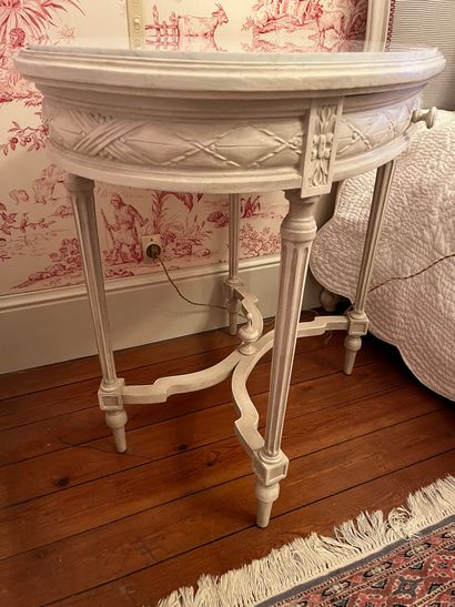 null Table de salon ovale en bois sculpté et laqué blanc, un tiroir,
style Louis...