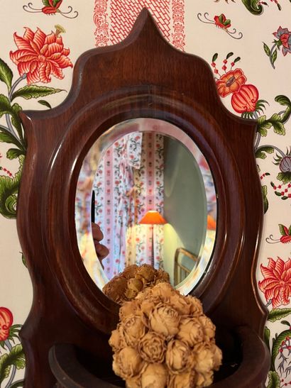 null Petit miroir à encadrement mouvementé en bois teinté et 
colonnettes balustres.
H...