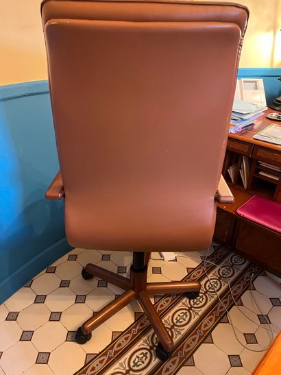 null Modern office chair, upholstered in gold leather. Wheels.
H : 128 - L : 55 cm...