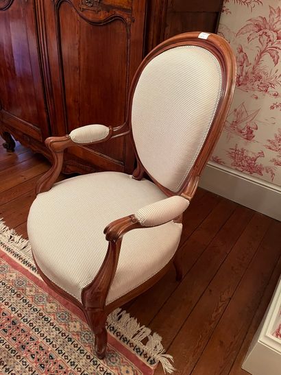 null Two mahogany armchairs, medallion back, cambered legs. 
Late 19th century. Upholstered...