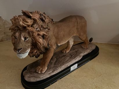 null Lion walking in resin on a base 
Length : 41 cm

COLLECTION by APPOINTMENT and...