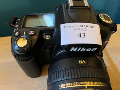 null Lot comprenant un appareil Nikon F-801S, un autre Nikon D90 avec deux objectifs...