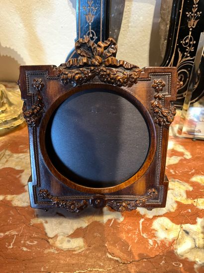 null Lot of blackened wood photo frames, one in openwork metal, one in carved composition...