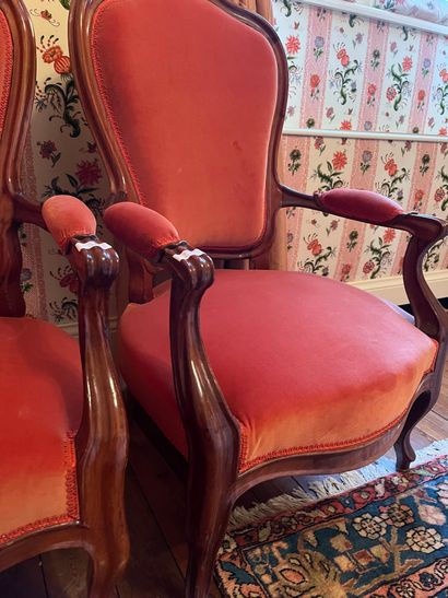 null Pair of mahogany armchairs, violin back. Late 19th century. 
Upholstered in...
