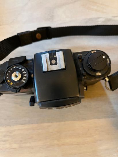 null Leica R4 camera and Summicron R lens Leitz Wetzlar 
Lot sold as is without warranty,...