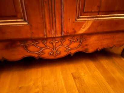 null Walnut cabinet molded and carved with foliage.
18th - 19th century (restorations...