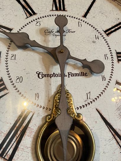 null Horloge murale ronde en bois laqué gris, cadran marqué 
« Comptoir de Famille...