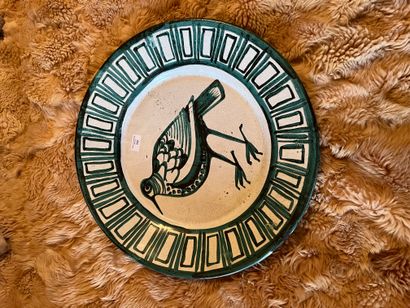 null Robert PICAULT (1919-2000)
 Plat rond en faïence émaillée, décor d’un oiseau...