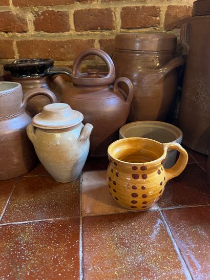 null Batch of jugs, pots, vinegar dish in stoneware.


COLLECTION by APPOINTMENT...