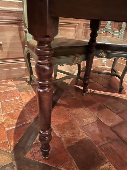 null Table ronde, pieds tournés de style Louis Philippe
H : 77 - Diam : 11O cm 
(On...