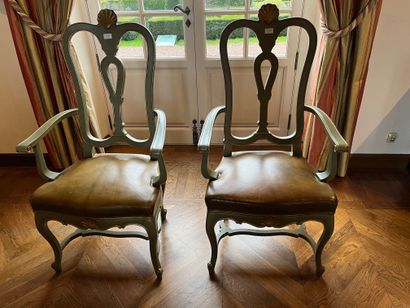 null Suite de douze chaises et deux fauteuils en bois laqué vert et rechampi doré,...