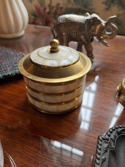 null Lot of trinkets: inkwell, box decorated with mother-of-pearl, candlestick and...