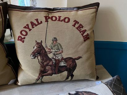 null Deux coussins « Royal Polo Team » (40 x 44 cm) et un coussin de porte sur le...