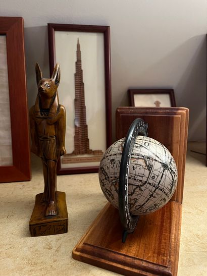 null Lot of souvenirs including frames with a boat, "Burj Khalifa", a carved wood,...