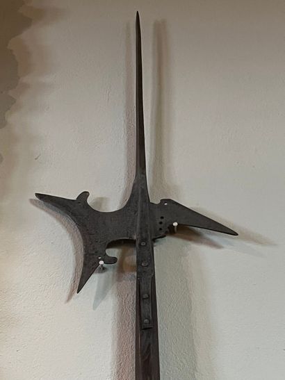 null Iron halberd. Italy, early 17th century. Wooden shaft.
Total height 295 cm
Prov...