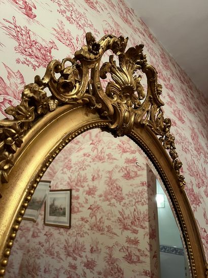 null Oval bevelled mirror, wood and gilded stucco frame, acanthus leaves and flowers,...