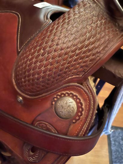 null Brown leather saddle, with stirrups, signed RYONS. Texas, USA. 20th century.
New...