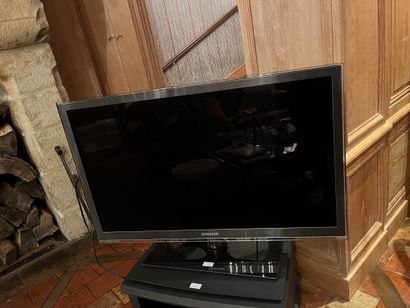 null Samsung color TV. We joined the black wooden table.
Sold with remote control...